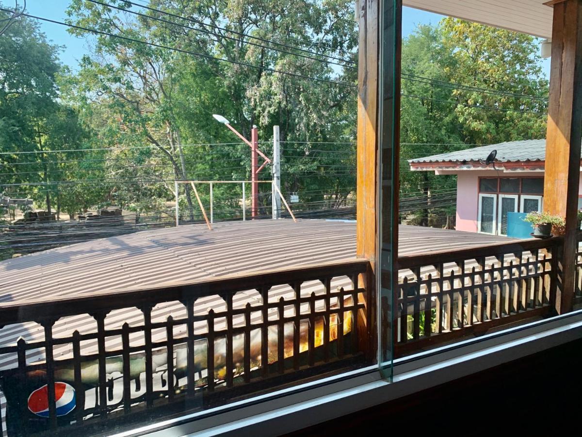 Une Jai Place เรือนอุ่นใจ Phimai Exterior photo